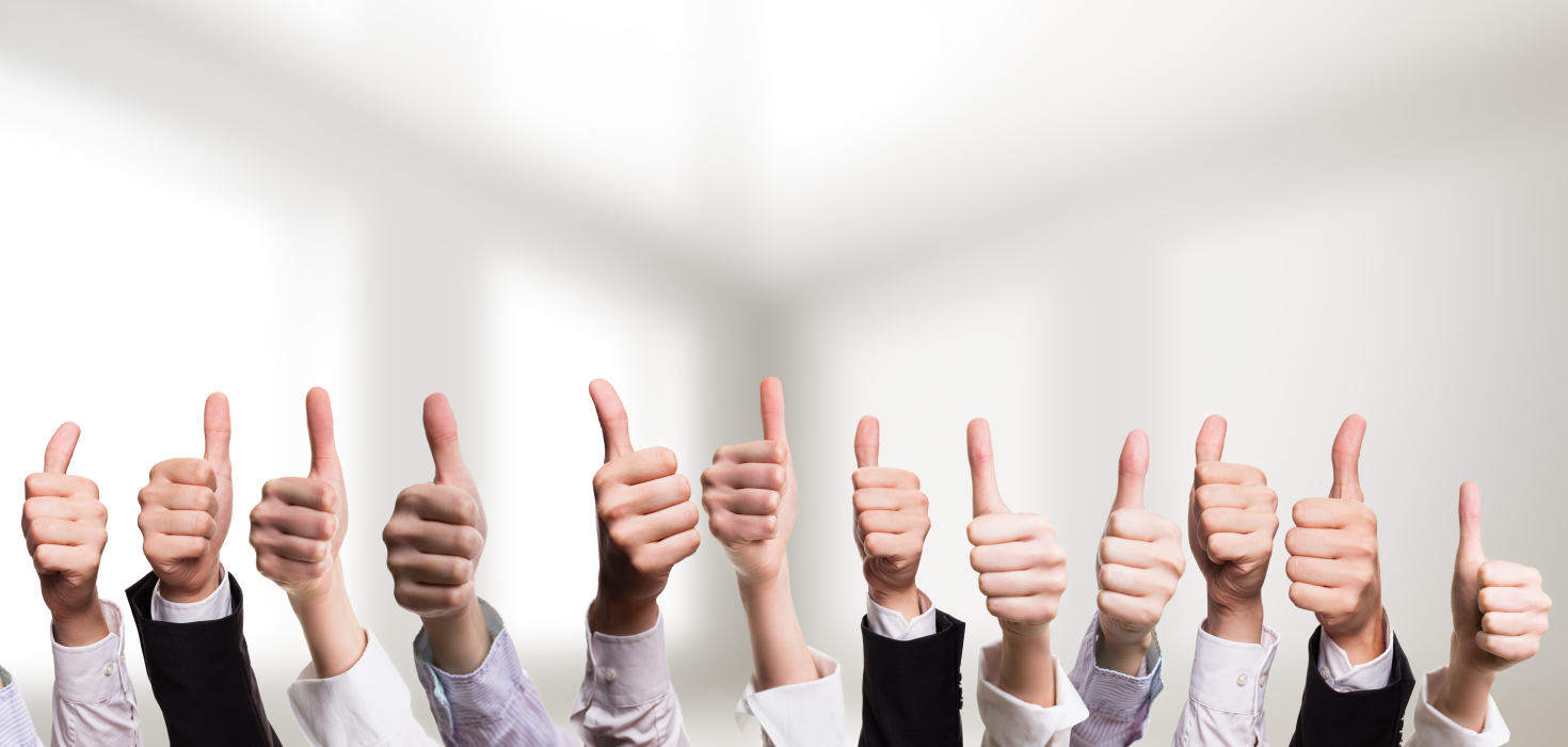 Ein Bild auf welchem die Mitarbeiter ihre Daumen hoch zeigen