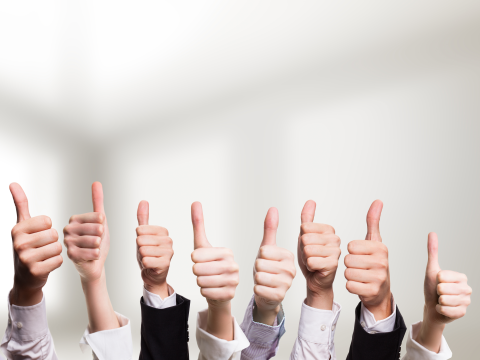 Ein Bild auf welchem die Mitarbeiter ihre Daumen hoch zeigen