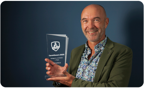 Dieses Bild zeigt den Corporate Security Officer von Amadeus mit dem gewonnen Award für die Cyber Security Awareness Kampagne