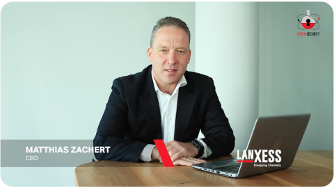 Zu sehen ist der CEO von Lanxess, welcher eine Security Awareness Kampagne vorstellt