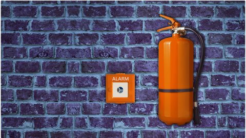 Bild eines Feuerlöschers an der Wand, foto of a fire extinguisher